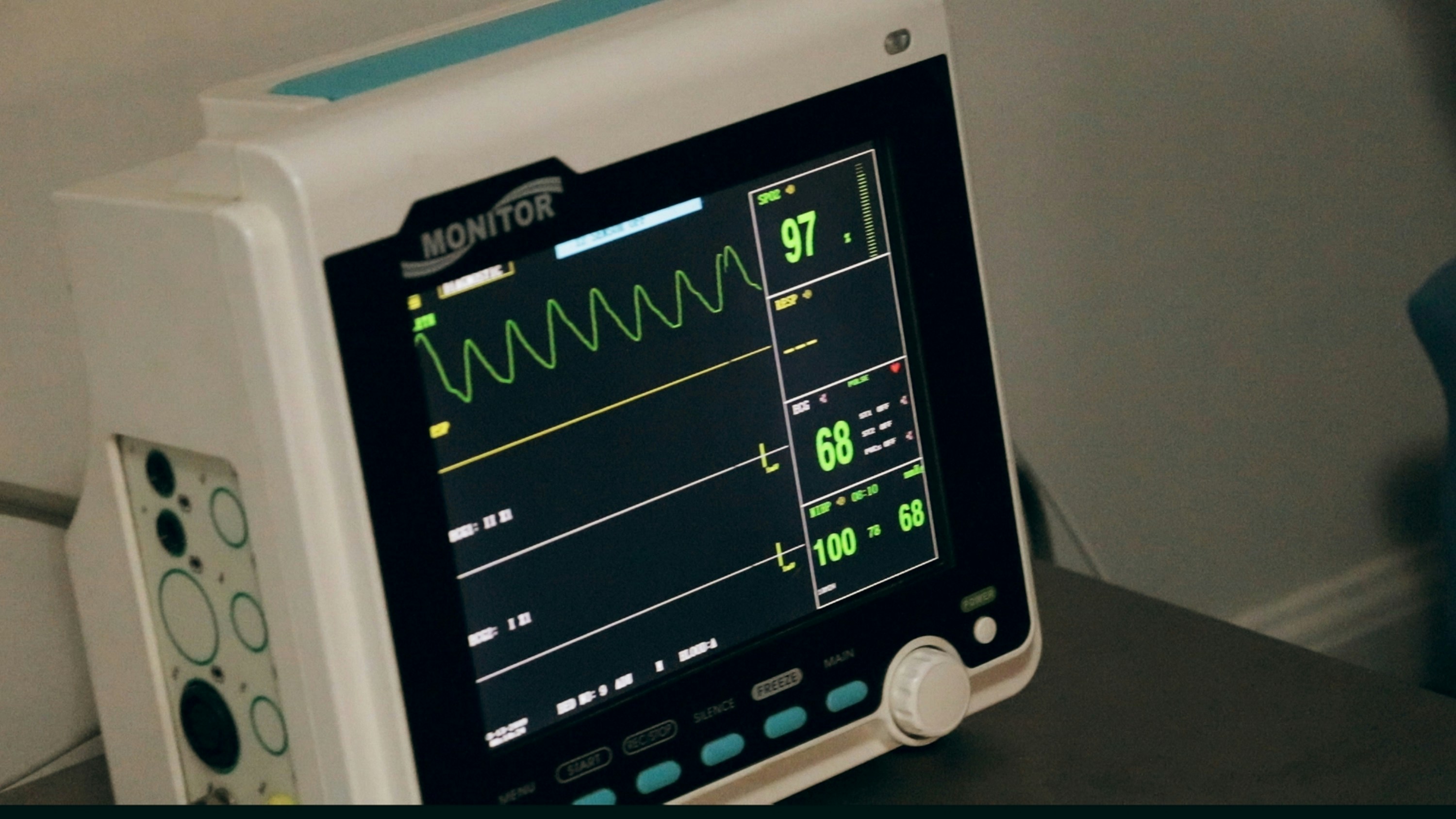 Monitor de sinais vitais com eletrocardiograma em tempo real